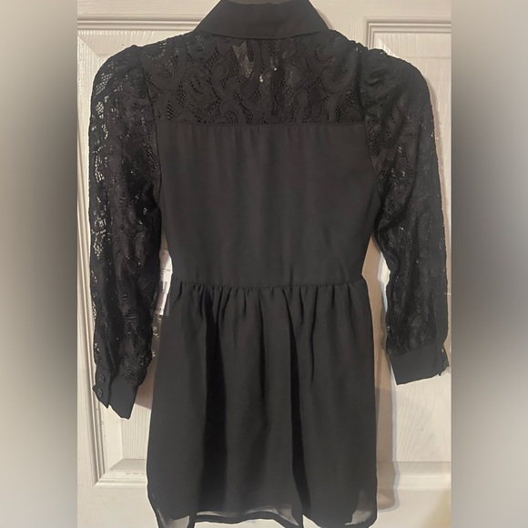 Zac Kids lace sleeve button up dress! NWT 
XS (4/5) - Picture 4 of 4